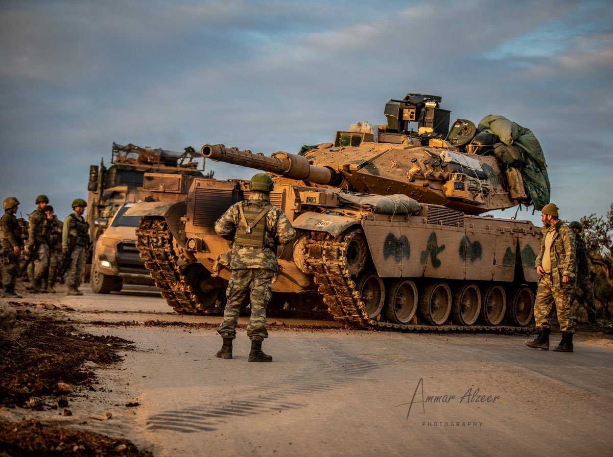 tdefenceagency's tweet photo. Bahar Kalkanı Harekâtı, Türk Silahlı Kuvvetleri’nin modern savaş konseptini sahada başarıyla uyguladığı en etkili operasyonlardan biri olmuştur.

Harekât süresince TSK, çok daha kalabalık ve ağır silahlı bir düşman kuvvetine karşı üstünlük sağlamıştır. Sahadaki karşı güçler; 40–67 bin kişilik rejim unsurları, 5 bine yakın İran destekli milis ve yaklaşık 13 bin ek kuvvetten oluşurken, Türk unsurları 1.000–20.000 personel aralığında görev yapmıştır.

Çatışmalar sonucunda TSK  5 şehit ve 3 insansız hava aracı kaybı yaşanmıştır. Buna karşılık Suriye rejimi ve müttefikleri ağır zayiat vermiştir.

Sahadaki bilanço şu şekilde gerçekleşmiştir:

•      3.138 ölü veya yaralı rejim unsuru, 1 general ve 30 yüksek rütbeli subay bulunmaktadır.
•      3 SU-24 ve 1 L-39 savaş uçağı düşürülmüştür.
•      3 rejim İHA’sı etkisiz hâle getirilmiştir.
•8 helikopter imha edilmiştir.
•135–151 tank, 26 ZPT ve 77–87 zırhlı araç vurulmuştur.
•86–99 top, obüs ve çok namlulu roketatar sistemi yok edilmiştir.
•8 hava savunma sistemi (Pantsir-S1, S-75 Dvina, ZSU-23-4 Şilka ve Buk dahil) etkisiz kılınmıştır.
•16 tanksavar sistemi ve 10 mühimmat deposu imha edilmiştir.
•Ayrıca sahada 1 Wagner mensubu öldürülmüştür.

İran destekli unsurlar 55 ölü, Hizbullah ise 14 ölü ve 50 yaralı vermiştir.

Bu sonuçlar, Bahar Kalkanı Harekâtı’nı yalnızca bir askerî operasyon değil; TSK’nın SİHA merkezli modern harp anlayışının sahadaki en net zaferlerinden biri hâline getirmiştir.