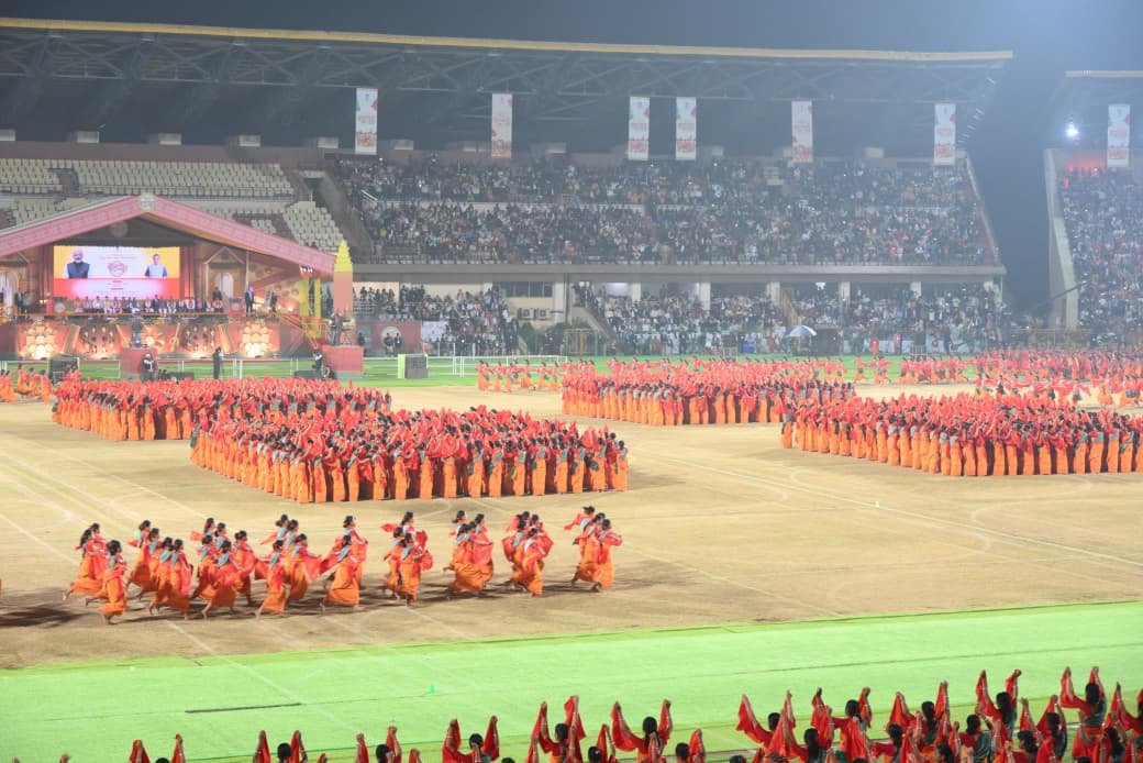 northeast_vibe's tweet photo. 🔥 HISTORY IN MOTION 🔥

10,000 Bodo artistes light up Sarusajai Stadium with Bagurumba Dwhou, turning Guwahati into a living canvas of Assam’s rich culture, unity, and message of peace. A proud moment for Bharat’s heritage. 💃🏽🕊️

#BodoPride #AssamCulture #UnityInDiversity https://t.co/VW7yT06DDs