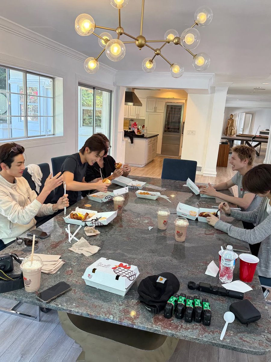muartien's tweet image. A pause in the middle of busy days, gathered around food and stories. These simple moments feel louder than any stage, softer than any spotlight, and warmer than we ever realize in the moment.