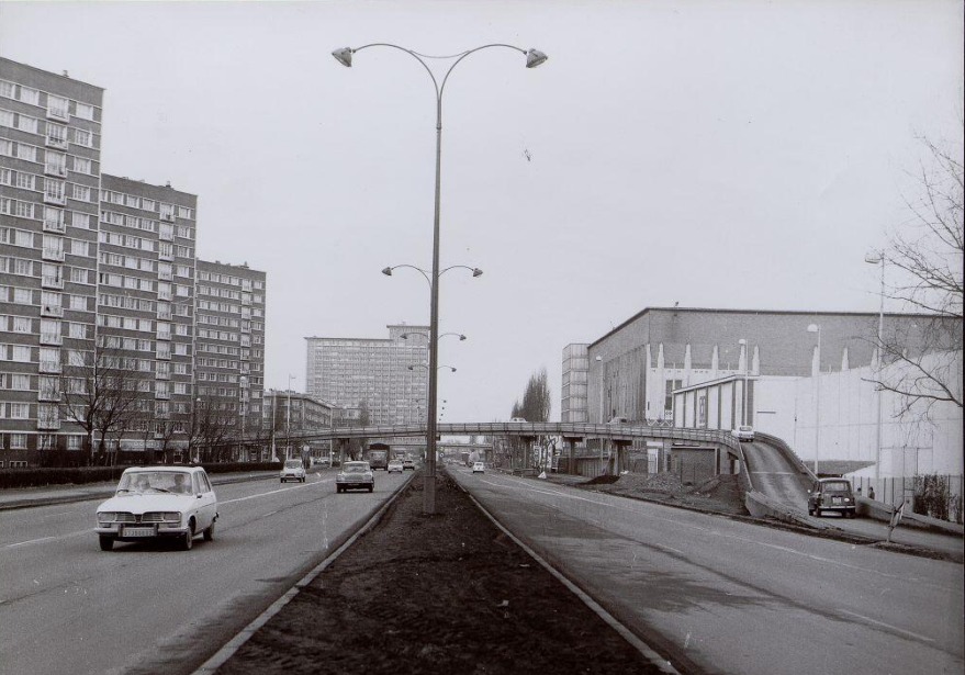 Memoire2cite's tweet image. Rétro trafic automobile 🚘la Renault 16 à Lille 1981 autour de la foire commerciale.. Après la disparition du carrefour avec feux tricolores, l'autopont permettra de rejoindre le boulevard Louis XIV