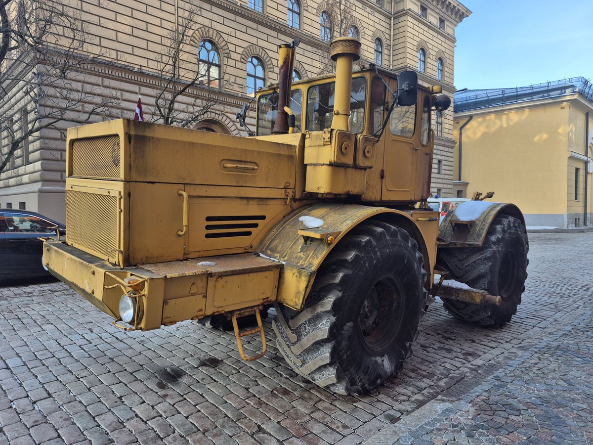 Šogad aprit 35 gadi kopš 1991. gada janvāra barikādēm, kad Latvijas neatkarības atbalstītāji no visas Latvijas ieradās Rīgā, lai stātos sardzē par savu valsti. Kā tā laika kluss liecinieks un simbols ir arī Vecrīgā novietotais mūsu traktors, kas pirms 35 gadiem palīdzēja