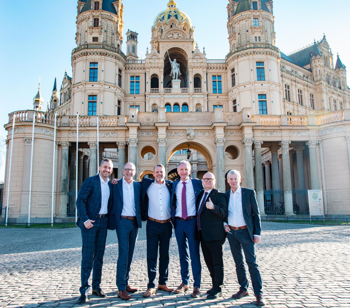 +++ AfD-Fraktionsvorsitzende einigen sich in Schwerin auf Erklärung zur Wiederbelebung der Demokratie +++

Heute haben sich die Vorsitzenden der ostdeutschen AfD-Fraktionen im Landtag Mecklenburg-Vorpommern in Schwerin zu einer gemeinsamen Konferenz getroffen. An dem Treffen