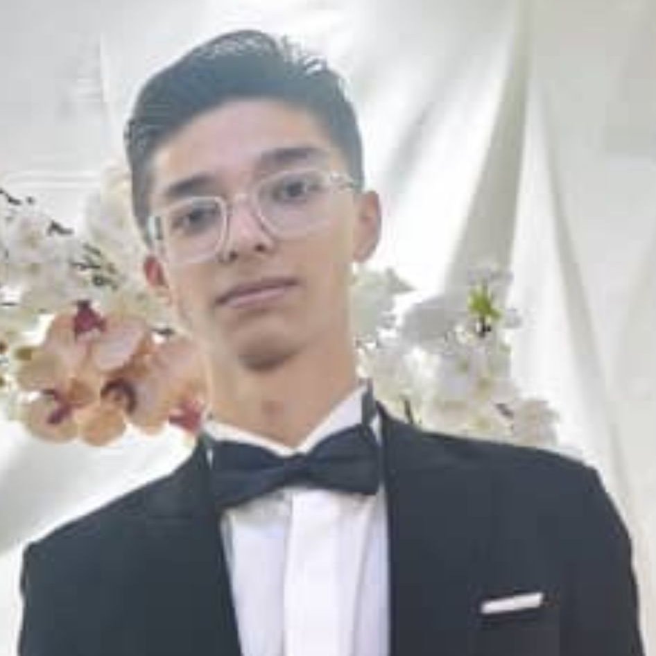 FSeifikaran's tweet image. #مهراد_صادقی، متولد ۲۵ بهمن ۱۳۸۶، پنج‌شنبه ۱۸ دی در ملک‌شهر اصفهان زمانی که داشت به خانه بازمی‌گشت با شلیک گلوله به پهلو کشته شد.
خانواده‌اش تا روز بعد از او بی‌خبر بودند تا اینکه از بیمارستان تماس گرفتند که فرزندشان ساچمه خورده و وقتی به بیمارستان رفتند او جان باخته بود.