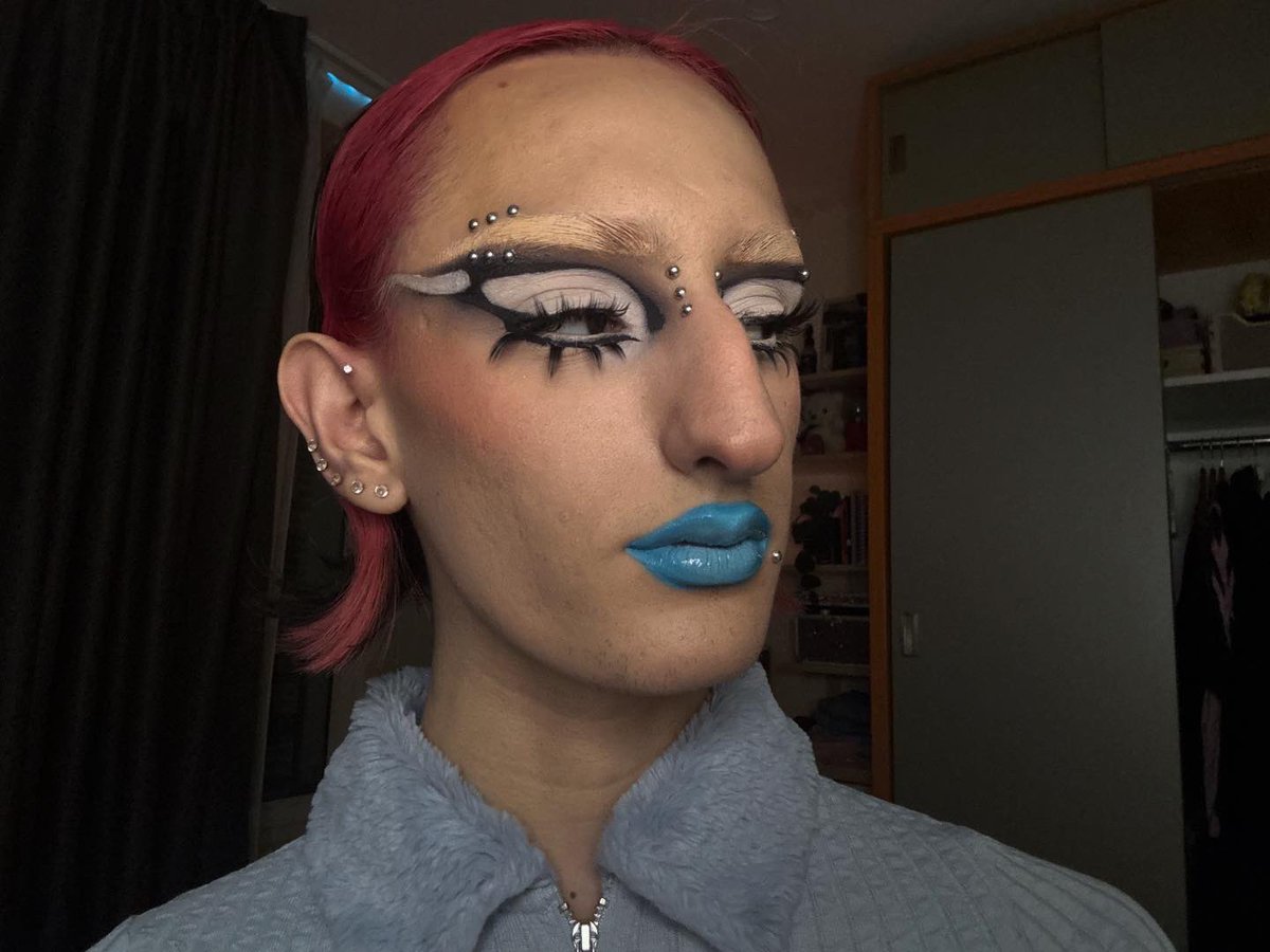 bamboo_camelleo's tweet image. Regard sculpté, couleurs assumées, identité affirmée. Le maquillage comme une œuvre, pas comme une règle. 💙
#makeupartist #avantgardemakeup #creativemakeup #boldbeauty #editoriallook
