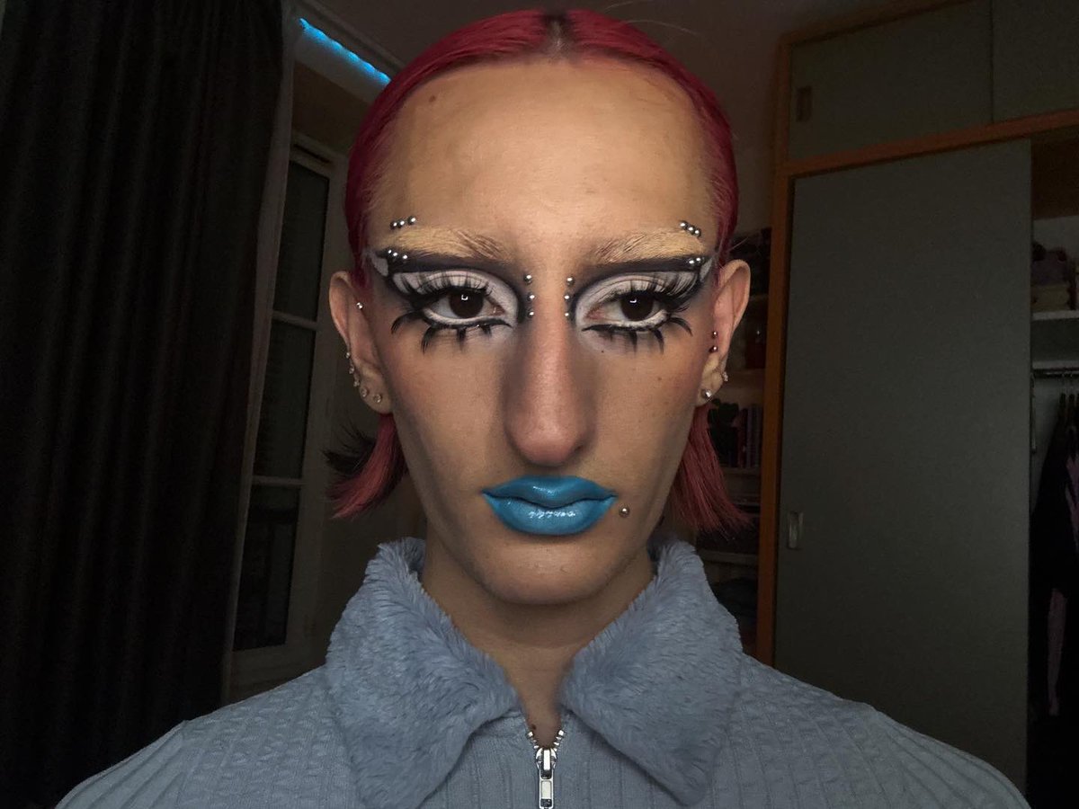 bamboo_camelleo's tweet image. Regard sculpté, couleurs assumées, identité affirmée. Le maquillage comme une œuvre, pas comme une règle. 💙
#makeupartist #avantgardemakeup #creativemakeup #boldbeauty #editoriallook