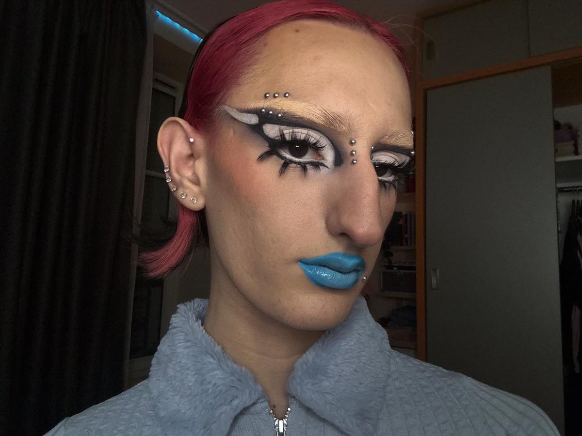 bamboo_camelleo's tweet image. Regard sculpté, couleurs assumées, identité affirmée. Le maquillage comme une œuvre, pas comme une règle. 💙
#makeupartist #avantgardemakeup #creativemakeup #boldbeauty #editoriallook