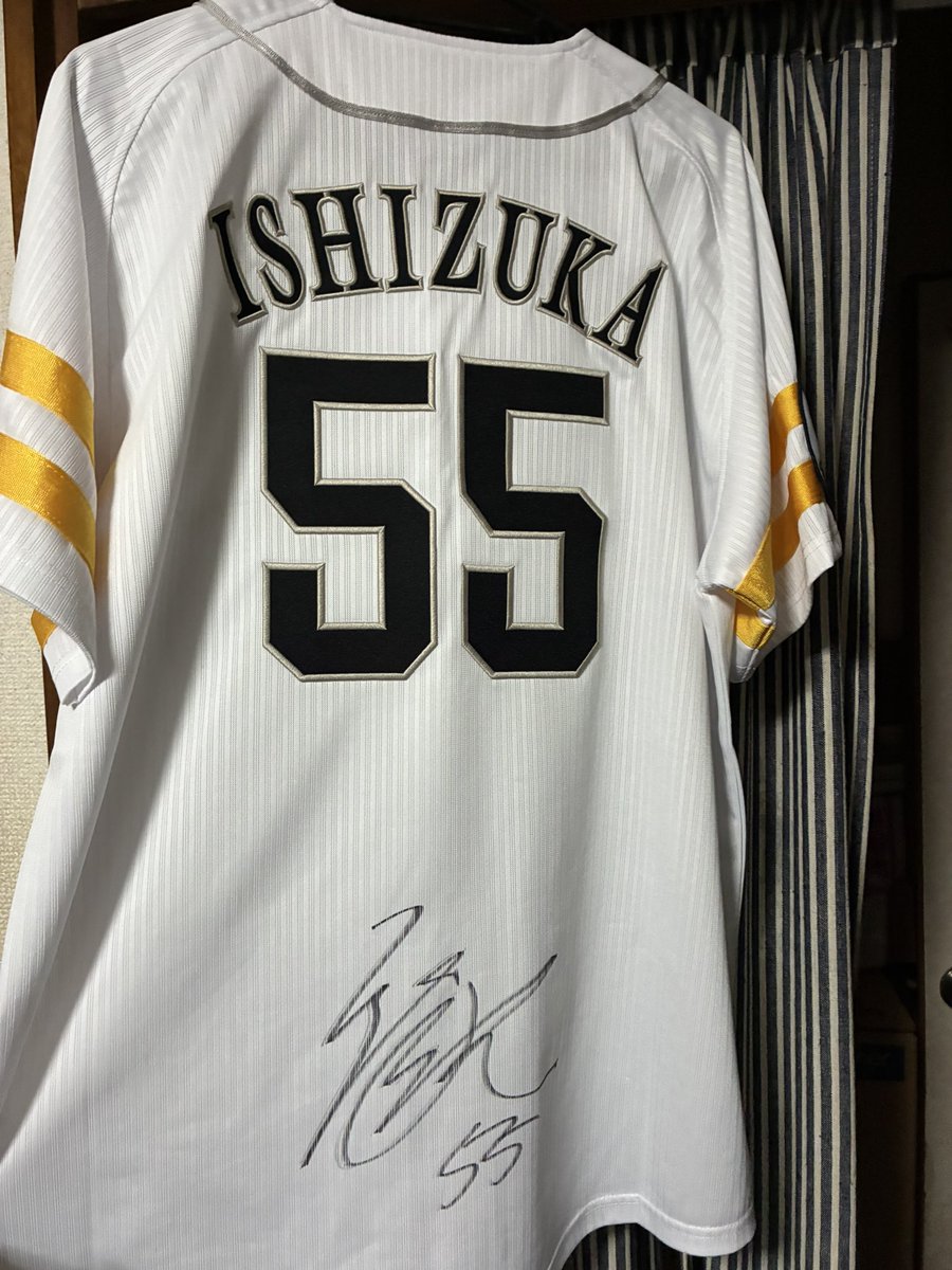 福岡ソフトバンクホークスの石塚綜一郎選手にユニフォームと色紙に