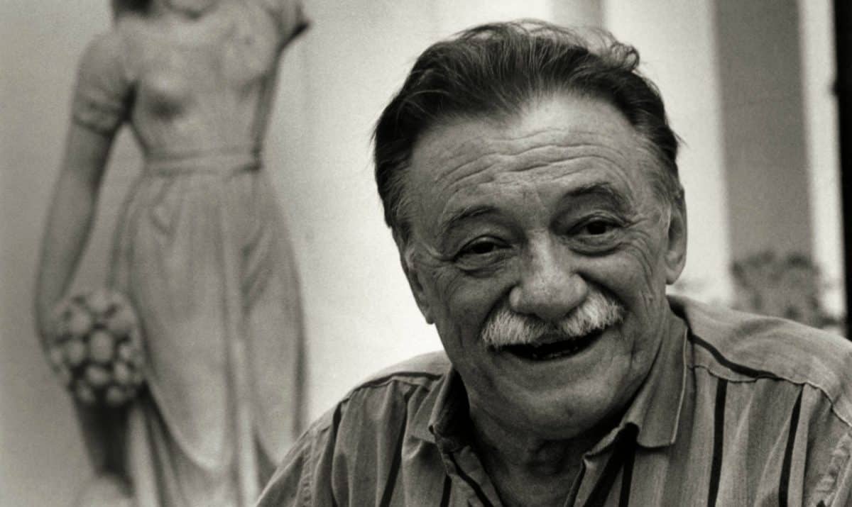 Dos anécdotas de Mario Benedetti: 

En 1968, comenzó a correr el rumor que Mario se había suicidado. Si bien fue un disparate malintencionado, él se lo tomó con su buen humor habitual.
Con su estilo tan característico, Mario desmintió el hecho diciendo que "de muy buena fuente