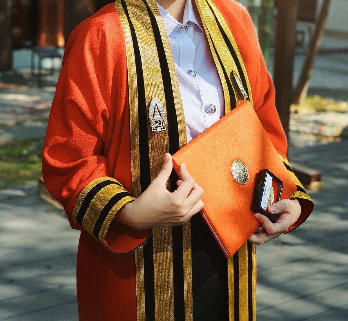 ต้นปีนี้วุ่นวายกับไปรับปริญญามาค่าาา ใครที่ติดตามกันตั้งแต่แรกๆ คือเราไปออกบูธตั้งแต่สมัยอยู่ปี1 จนตอนนี้จบเรียบร้อย เวลาผ่านไปไวมากกก แต่ยังคงหาทำเรื่อยๆเสมอมา จากความชอบของเราเล็กๆจนมีคนตามงานและสนับสนุนกันมาเรื่อยๆ ขอบคุณมากเลยนะคะ มีความหมายกับเรามากเลย🥺