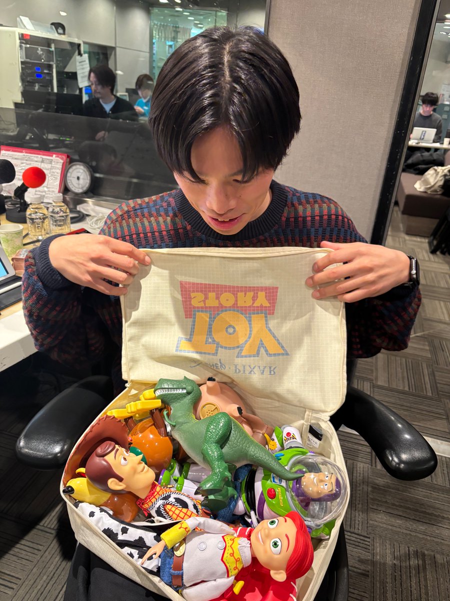 guruguru_813's tweet photo. #かが屋 加賀さんのコレクションは…
『トイ・ストーリー』グッズ✨
まさにアンディのおもちゃ箱でした😳

#グルグル813 #jwave https://t.co/uimYcw6eRm
