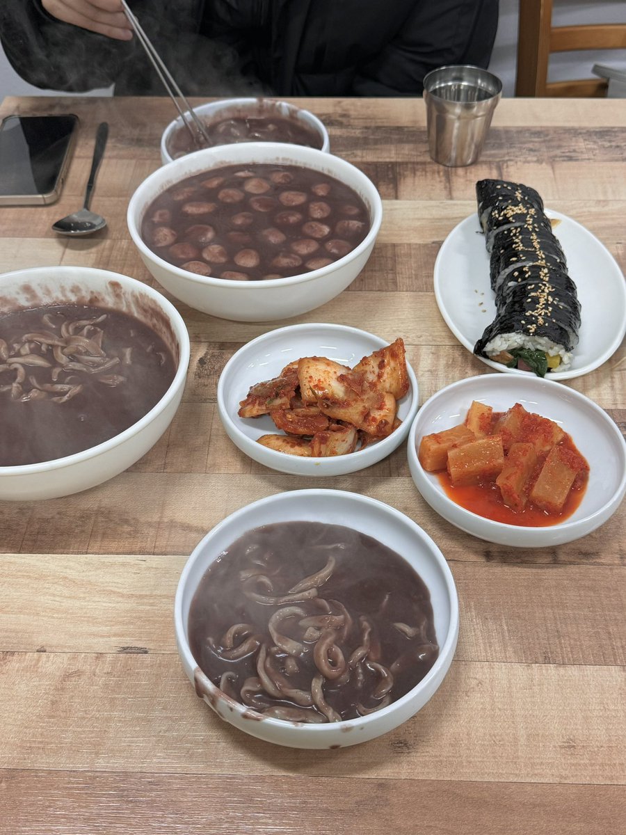 팥죽집에 김밥이 왜이리 맛있어요