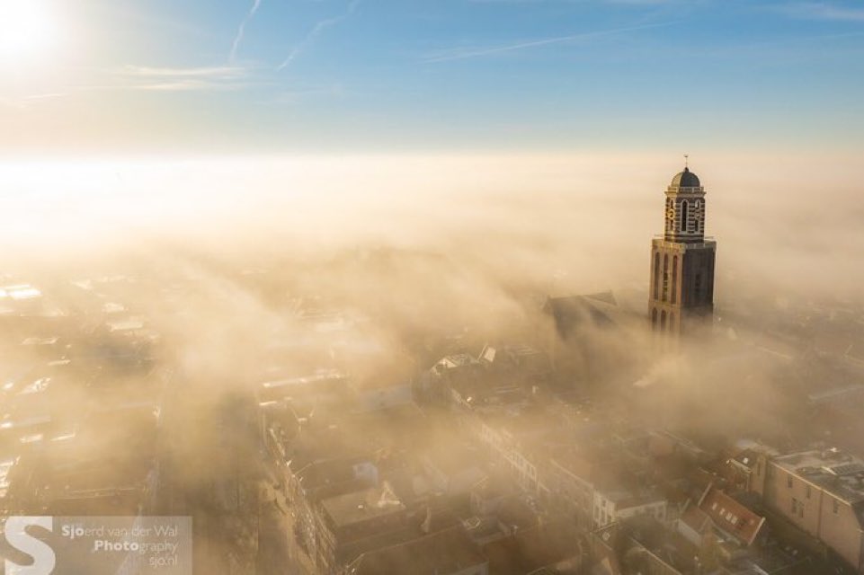 Mist over de binnenstad van Zwolle. 📷Sjoerd vd Wal
