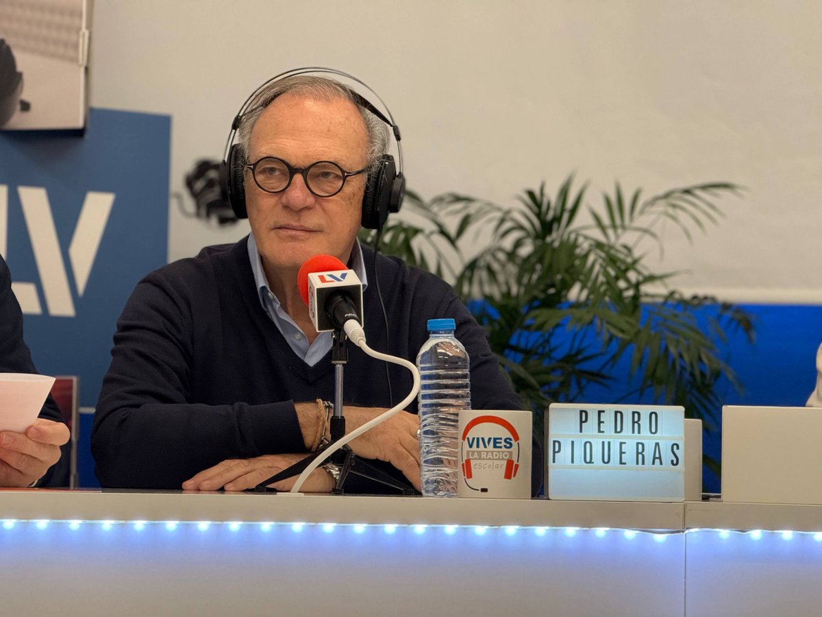 Pedro Piqueras, uno de los comunicadores más prestigiosos del país, visitó hoy estudios de Vives la Radio <a href="/ceip_vives/">CEIP Luis Vives | Parla</a> #Parla, donde ha desgranado toda una vida de experiencias ante alumnado y profesorado del centro, el Alcalde <a href="/Ramonjurado/">Ramón Jurado</a> y la edil <a href="/CulturaParla/">ParlaEsCultura</a>, <a href="/GemaGmagt/">Gema</a>.