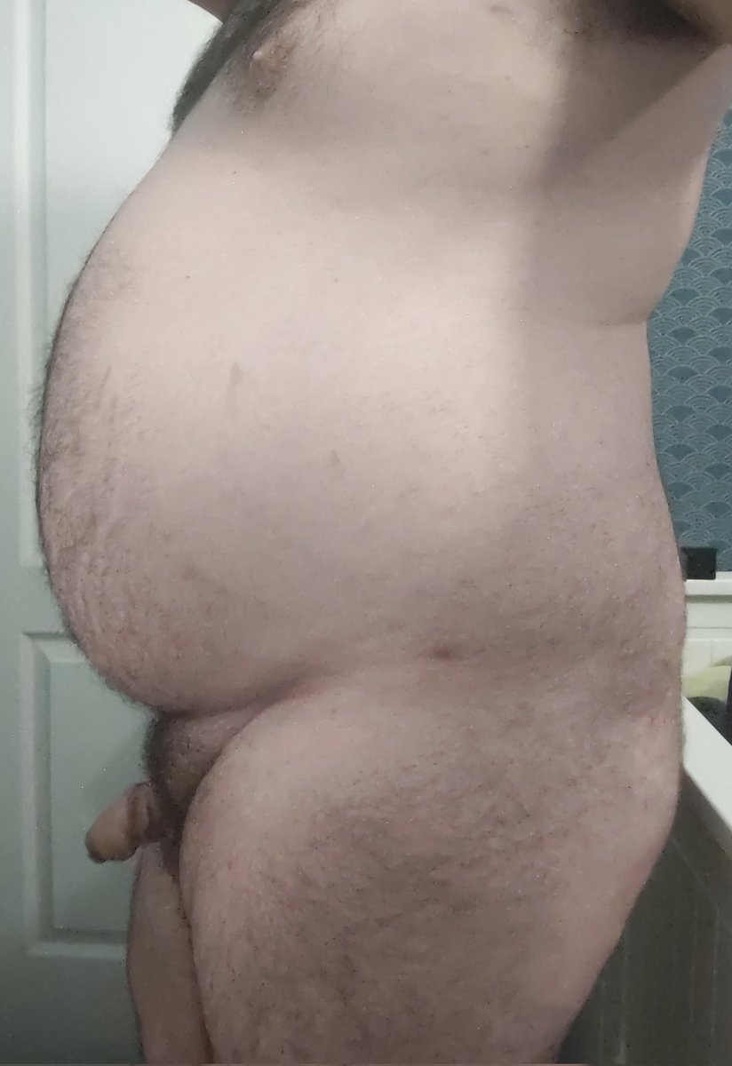 Pumped to the brim the other day, it was just the best feeling 😮‍💨 that belly ready to pop!

#Malebellyinflation #Bellyinflation #bellykink