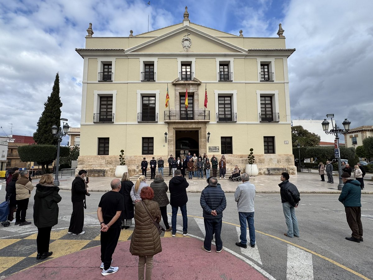 SagredoMarco's tweet image. Minuto de silencio en Paterna por la tragedia ferroviaria en Adamuz 

🖤 Desde el Ayuntamiento de Paterna queremos mostrar nuestro más sincero pesar por el trágico accidente de tren sucedido en Adamuz, acompañando en el dolor a las víctimas, a sus familias y a quienes se han…