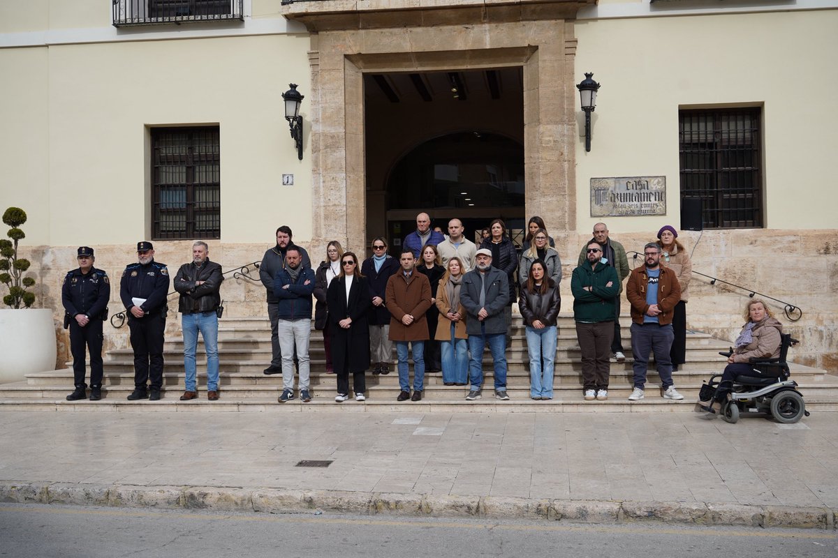 SagredoMarco's tweet image. Minuto de silencio en Paterna por la tragedia ferroviaria en Adamuz 

🖤 Desde el Ayuntamiento de Paterna queremos mostrar nuestro más sincero pesar por el trágico accidente de tren sucedido en Adamuz, acompañando en el dolor a las víctimas, a sus familias y a quienes se han…