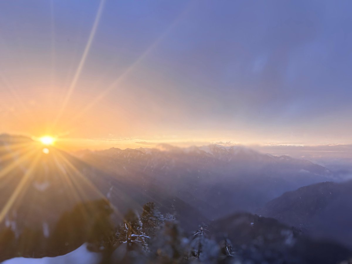 🌞🌤️Early morning hikes reveal endless breathtaking views.🌞
#kashmirtour
.
.
.
.
.
.
.
.
.
#WEF2026 
#RanbirKapoor.