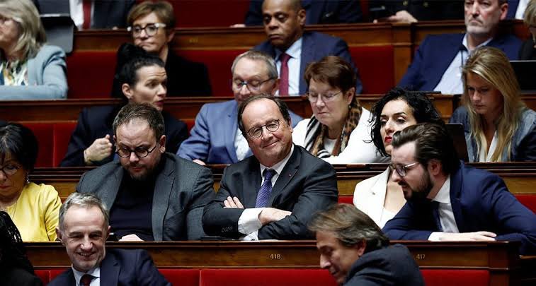 MagnifiqueTomy's tweet image. Y’a que moi que ça choque ?

Un ex-président, François Hollande, posé sur un banc de l’Assemblée comme un retraité lambda qui attend le bus. La fonction suprême du pays ? Réduite à une ligne de CV foireuse. Aucun respect, aucune dignité, juste un vieux schnock recyclé en député…