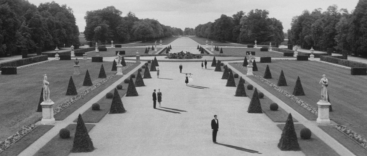 rcrascon's tweet image. #ElAñoPasadoEnMarienbad (6/10): Una peli que mezcla sueño, memoria y realidad, fuera del tiempo y el espacio. Más que críptica es hermética. Todo está medido para desubicar al espectador, pero es la foto de Vierny la que sostiene el artefacto. Cada imagen podría estar en un museo