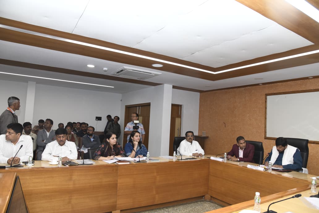 CollectorAhd's tweet photo. માનનીય કેન્દ્રીય રાજ્યમંત્રીશ્રી રામદાસ આઠવલેએ અમદાવાદમાં સામાજિક કલ્યાણ યોજનાઓની સમીક્ષા કરી.

માન.મંત્રીશ્રી દ્વારા કેન્દ્ર સરકારની યોજનાઓનો લાભ નિર્ધારિત લાભાર્થીઓ સુધી સમયસર અને અસરકારક રીતે પહોંચે તે માટે વિભાગો વચ્ચે સંકલન વધારવાની જરૂરિયાત ઉપર ભાર મૂકવામા આવેલ. https://t.co/0odkxHnDOk