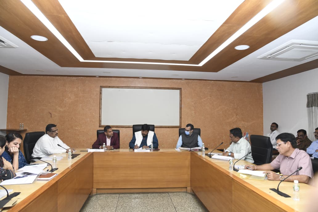CollectorAhd's tweet photo. માનનીય કેન્દ્રીય રાજ્યમંત્રીશ્રી રામદાસ આઠવલેએ અમદાવાદમાં સામાજિક કલ્યાણ યોજનાઓની સમીક્ષા કરી.

માન.મંત્રીશ્રી દ્વારા કેન્દ્ર સરકારની યોજનાઓનો લાભ નિર્ધારિત લાભાર્થીઓ સુધી સમયસર અને અસરકારક રીતે પહોંચે તે માટે વિભાગો વચ્ચે સંકલન વધારવાની જરૂરિયાત ઉપર ભાર મૂકવામા આવેલ. https://t.co/0odkxHnDOk