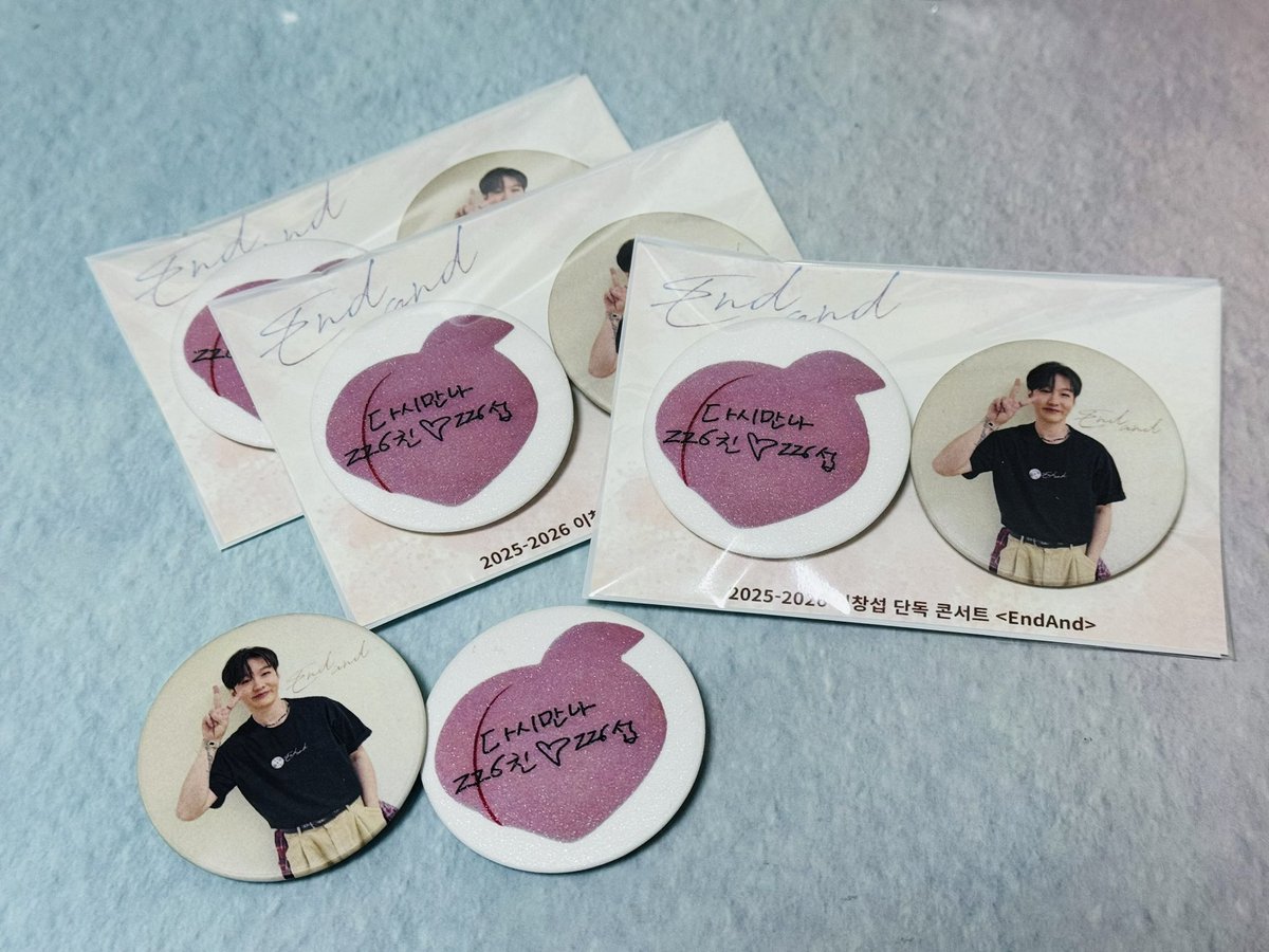 mi_imjm's tweet photo. ❄️ 이창섭 <EndAnd> 수원 콘서트 나눔 ❄️

아쥬 잘 익은 복숭아와 예쁜 섭이 핀버튼 2종 + 숨어있는 레터링 스티커
❅ 날짜 : 1/24,25(토,일) 
❅ 수량 : 양일 각 25개씩
❅ 장소 및 시간은 당일 타래 공���
❅ 나눔 받으실 땐 이 트윗 보여주세요🩵

#rt 추첨 두 분께 보내드립니다! (~1/21 창섭시) https://t.co/oGGKgltMse