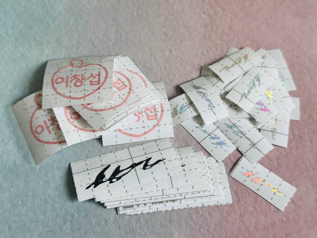 mi_imjm's tweet photo. ❄️ 이창섭 <EndAnd> 수원 콘서트 나눔 ❄️

아쥬 잘 익은 복숭아와 예쁜 섭이 핀버튼 2종 + 숨어있는 레터링 스티커
❅ 날짜 : 1/24,25(토,일) 
❅ 수량 : 양일 각 25개씩
❅ 장소 및 시간은 당일 타래 공���
❅ 나눔 받으실 땐 이 트윗 보여주세요🩵

#rt 추첨 두 분께 보내드립니다! (~1/21 창섭시) https://t.co/oGGKgltMse