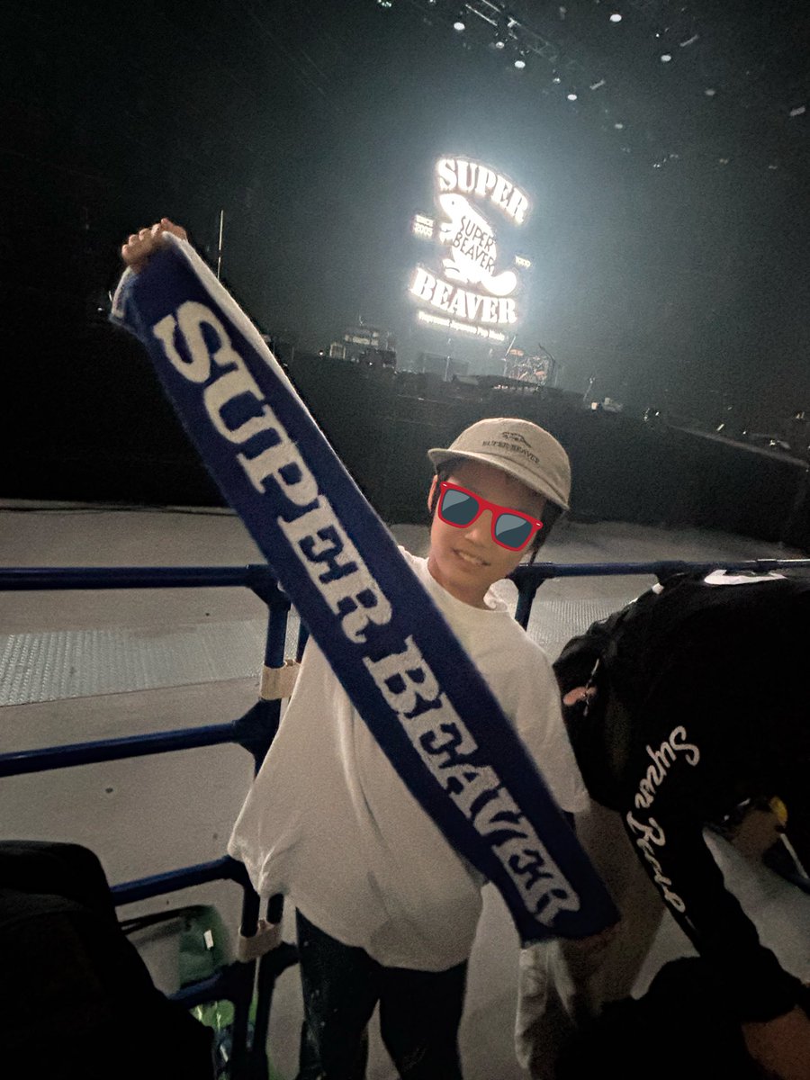 naaatun's tweet photo. SUPER BEAVERライブ
ポートメッセなごや　2日目に
息子と友だちと参戦してきました！

なんと！なんと！
最前列❤️✨

ぶーやんに指さしてもらったり
やなぎにニヤニヤしてもらったり
息子と友だちと大興奮😊✨

最後、酸欠で倒れそうに
なるくらいでした🔥

幸せをありがとうございます❤️ https://t.co/QmAD2SewuB
