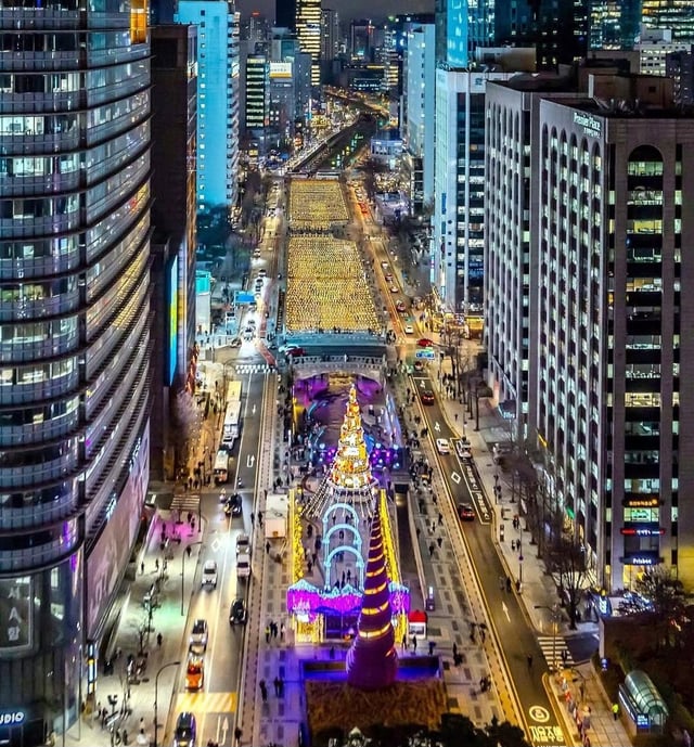 [INFO]📰

Según medios coreanos HYBE está impulsando un posible concierto de comeback para BTS en la Plaza Gwanghwamun en Seúl, como primera aparición completa del grupo en Corea tras su regreso el 20 de marzo con 'ARIRANG'. Los lugares propuestos para esto son [...]