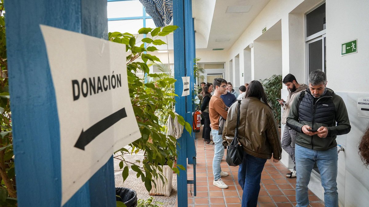 cordopolis_es's tweet photo. FOTOGALERÍA | Los cordobeses salen en masa a donar sangre tras el accidente ferroviario en Adamuz https://t.co/E3wz2QfapH https://t.co/UF7Fii8cIS