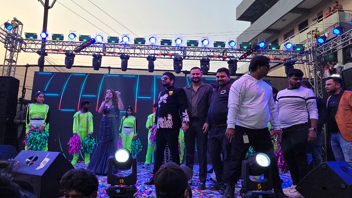 मझौलिया, मुज़फ्फरपुर में विशाल जी द्वारा खोले गए CONNPLEX CINEMA के उद्घाटन में माताजी सांसद <a href="/IVeenaDevi/">Veena Devi</a> जी , मंत्री <a href="/ramanishadbjp/">Rama Nishad BJP</a> जी, विधायक राजू कुमार सिंह जी, पूर्व सांसद <a href="/NishadSri/">Ajay Nishad</a> जी व गायिका <a href="/AKSHARASINGH1/">AKSHARA SINGH</a> जी उपस्थित रहीं। 
<a href="/ikomalsingh8/">Komal Singh</a> <a href="/IDineshPDSingh/">Dinesh Prasad Singh</a>