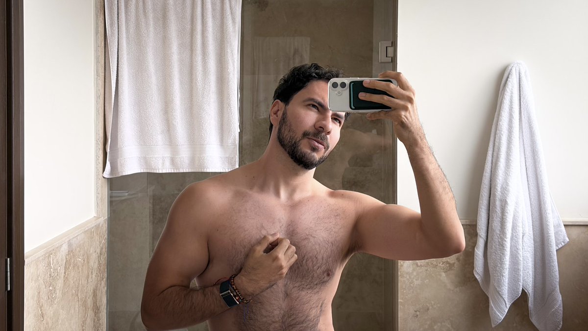 Jorgebraud's tweet photo. Amo la luz de este baño. https://t.co/Jfhg7nI5ch