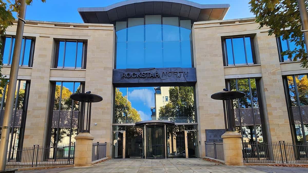 SucumbaGames's tweet image. Uma Explosão aconteceu na sede da Rockstar North, principal estúdio do GTA 6, em Edimburgo.

O incidente ocorreu na sala de caldeiras por volta das 5h, portanto não houve feridos. Bombeiros e a polícia isolaram o prédio para o combate ao fogo.