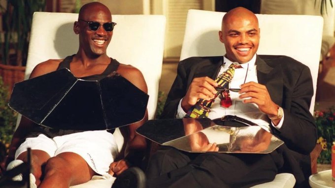 _NBAESP_'s tweet photo. Charles Barkley compartió cómo Michael Jordan lo ayudó a ganar mucho dinero con su contrato con Nike

Mientras negociaban sus acuerdos, Jordan vio el contrato de Barkley y le dio un valioso consejo que cambió su vida:

"Él dice 'Oye, ¿por qué necesitas todo ese dinero?' Yo estaba como 'Amigo, ¿de qué estás hablando?' Él dice: "Estaba mirando tu contrato, ganas alrededor de tres millones de dólares, dile a Nike que quieres un millón y el resto en acciones". Dije que lo evaluaría con mi equipo financiero. Este tipo es el mejor jugador de baloncesto de todos los tiempos, hagámoslo", dijo Barkley.

Fue un riesgo calculado tanto para Jordan como para Barkley, pero obviamente valió la pena. Esto se debe a que Nike finalmente se convirtió en una de las marcas más exitosas y valiosas del mundo, lo que les permitió obtener grandes recompensas financieras.

Desde entonces, Jordan se ha convertido en multimillonario, mientras que Barkley también ha ganado millones con sus acciones.

"De hecho, he ganado probablemente 10 veces la cantidad de dinero. Y todavía estoy con Nike hasta el día de hoy", compartió Barkle