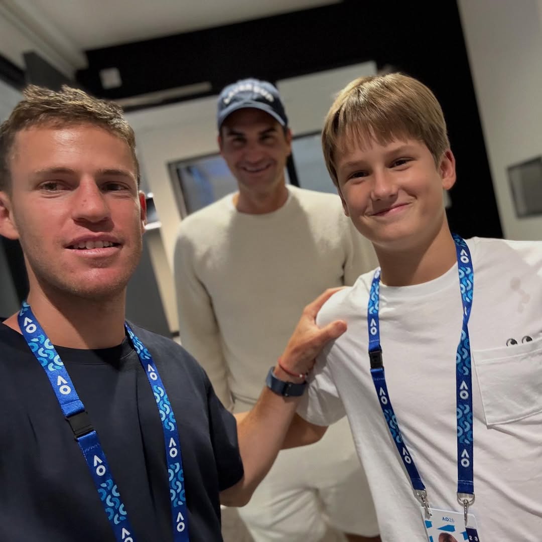 Roger, Leo y el Peque 😚

¿Qué tal estas 📷 en Melbourne?

#AO26 | <a href="/AustralianOpen/">#AusOpen</a> | <a href="/dieschwartzman/">diego schwartzman</a>