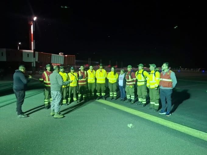 conaf_aysen's tweet photo. 🔥 Refuerzo interregional
📅 18-01-2026 | 23:30 hrs
Brigadistas Coyhaique 41 y Mañihuales 31 de CONAF Aysén fueron trasladados a Concepción en un KC de la Fuerza Aérea de Chile para reforzar el combate de incendios forestales.
📍 Salida desde Ñirre 1, junto a dos técnicos. https://t.co/F4oROjFBLJ