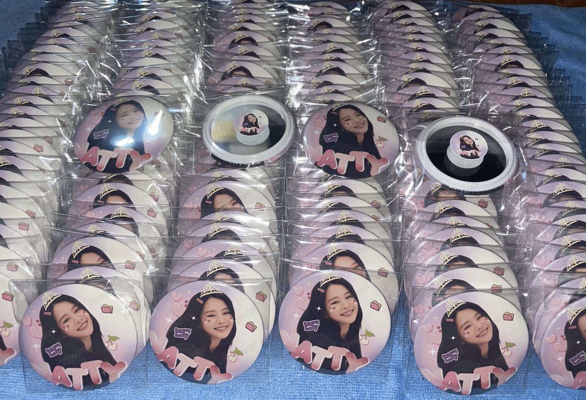 _crazybabe's tweet photo. #รับทำเข็มกลัดกลม /#รับทำกระจก   
♡ ขนาด 58 mm   
♡ เคลือบเงา+ซอง    
♡ งานไทย รอบส่งทุกวันเสาร์   
♡ รับงานเร่ง 2-3 วัน   
♡ มีเทมเพลตให้    
♡ ติดต่อทางไลน์ : https://t.co/q4YqotvZLT 
#รับทําของแจก #รับทําgiveaway #รับทําของแจกหน้าคอน https://t.co/kgi4yVbxJG