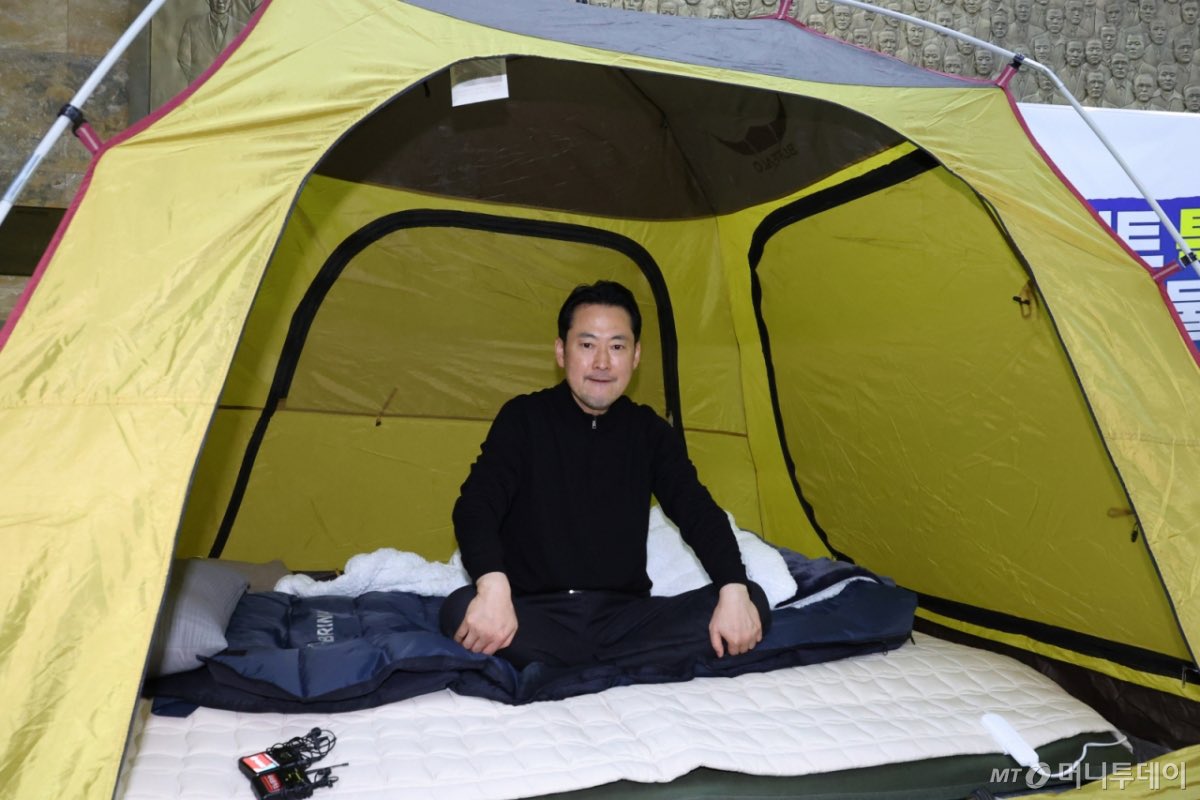 가습기는 들키니까 슥~ 뒤에 감춰두고 바닥에는 에어 매트리스 깔고 위에 전기 장판 올렸네.

텐트 지퍼 올리고 초코파이를 먹는지 라면을 끓여먹는지 내 알수가 없다. 실내에서 바람 안불면 따땃하다 충분하다.

옆에 김재원 텐트도 랜선 집들이 한번하자. 거의 개그맨