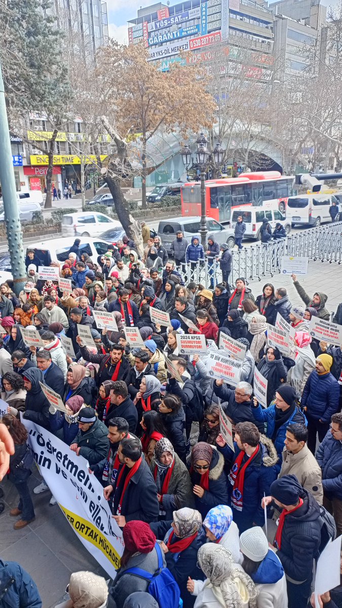📍Ankara
Binlerce öğretmen ve öğretmen adayı, yıllardır biriken adaletsizliklere karşı bugün aynı noktada buluştu.
KPSS ve AGS’de verilen yetersiz kontenjanlar, mülakat mağduriyeti ve atama belirsizliği artık görmezden gelinemez.
Okullarda öğretmen açığı varken, bu sesin