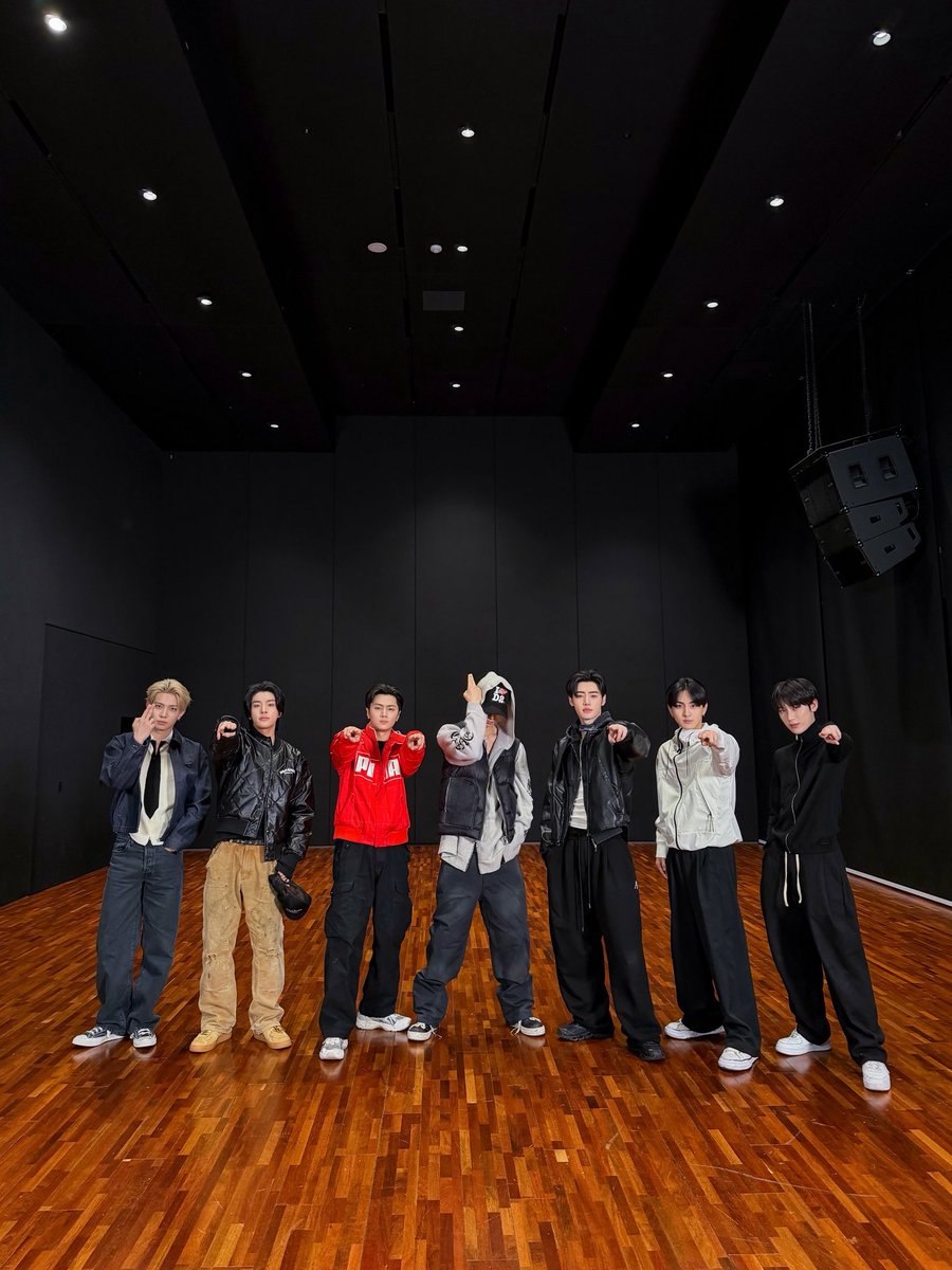 Somghoon's tweet image. youtu.be/vU43ebmiPRk | It’s a knife, moving through the city like a ghost. Dirty dancing, we put on a show. Our Knife dance practice is out now, just as sharp as a blade, with perfectly synchronized choreography.