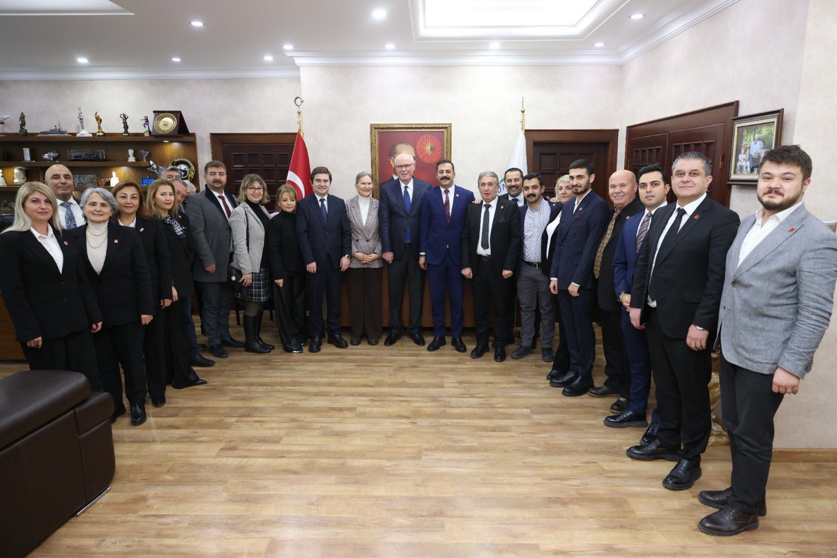 CHPKAZIMKURT's tweet photo. CHP Eskişehir İl Başkanımız Talat Yalaz ve il yönetimimizle belediyemizde bir araya geldik.

Şehrimize dair konuları, önümüzdeki süreci ve birlikte nasıl daha güçlü yürüyeceğimizi konuştuk.
Dayanışma içinde, aynı hedefe yürüyen bir örgüt olmanın gücüyle yolumuza devam ediyoruz.

İl Başkanımız Talat Yalaz’a ve İl yönetimimize ziyaretleri ve iyi dilekleri için teşekkür ediyorum.