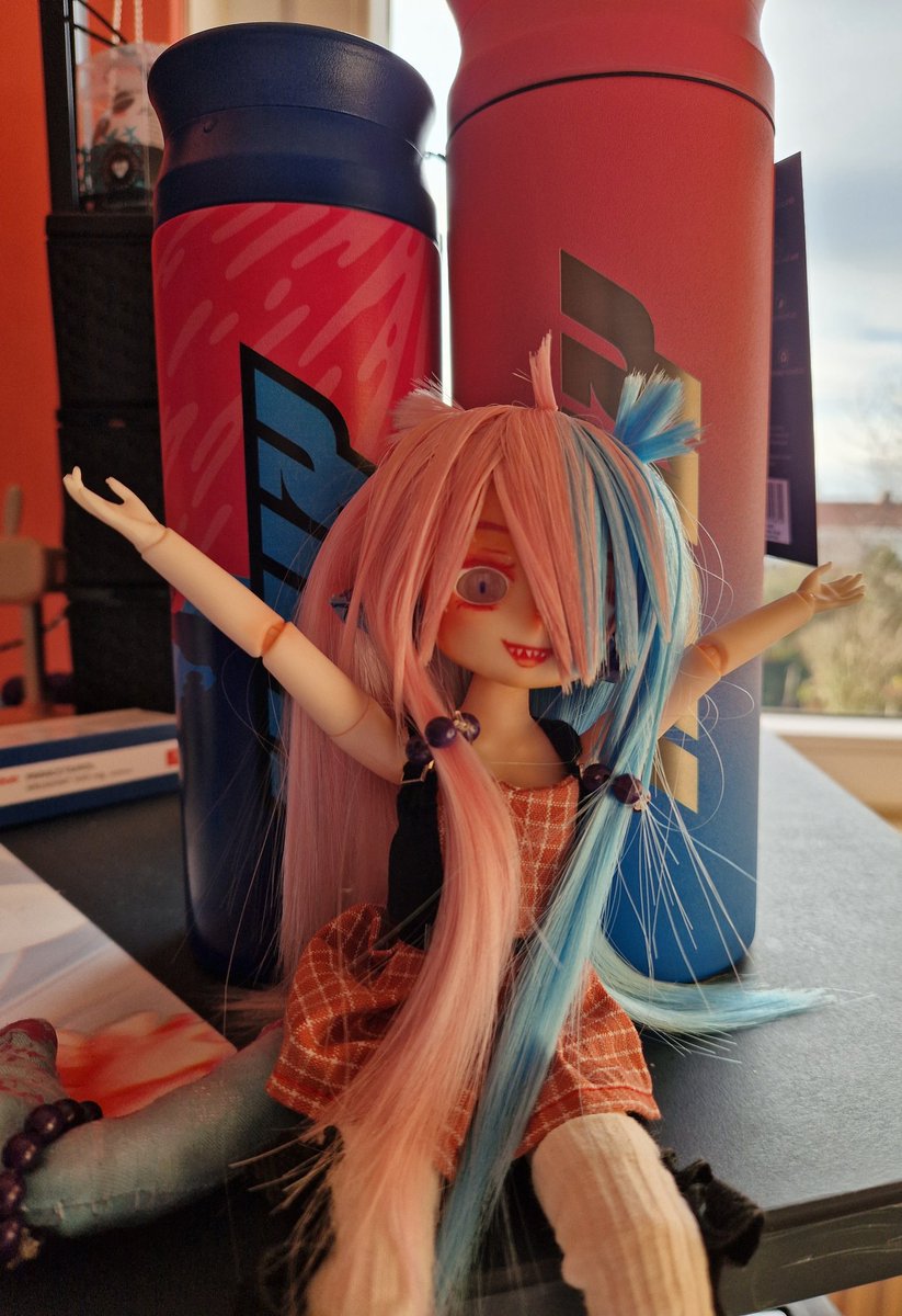 Yuyudraws's tweet photo. Happy Megalodon
Happy Shark 
Thanks to @holysquad_de 
For making the most perfect pink and Blue Bottle called Strawberry Shark.
I feel so blessed 🦈💖 https://t.co/xfzktgreG7