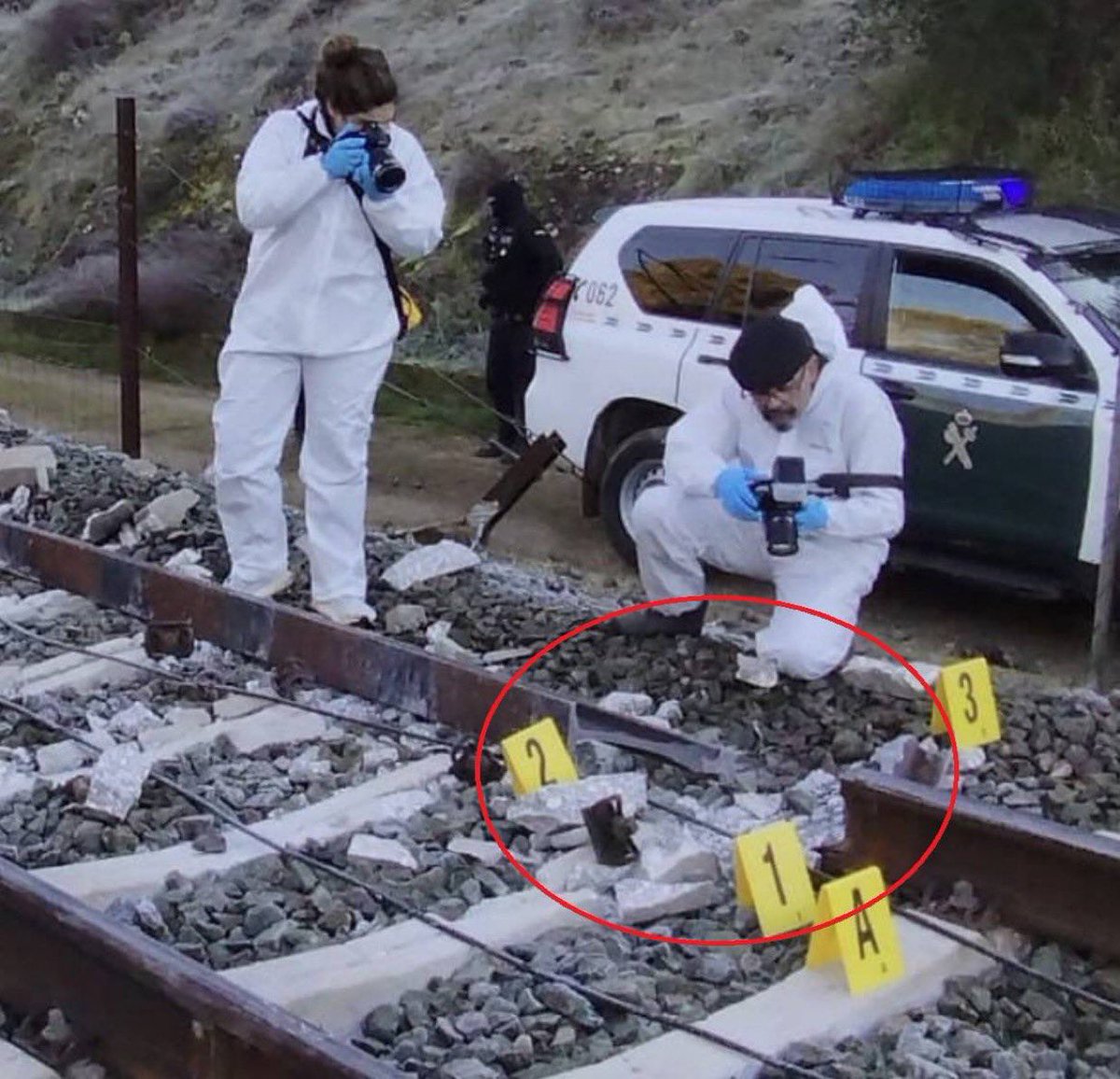 PawlowskiMario's tweet image. Here is a picture of Railway track after the disaster in Spain where 39 people died 🇪🇸

I wonder what are the official findings because it looks very similar to the one in Poland after the use of explosive charges by Russian saboteurs who then fled to Belarus👀

Source: Jaroslaw…