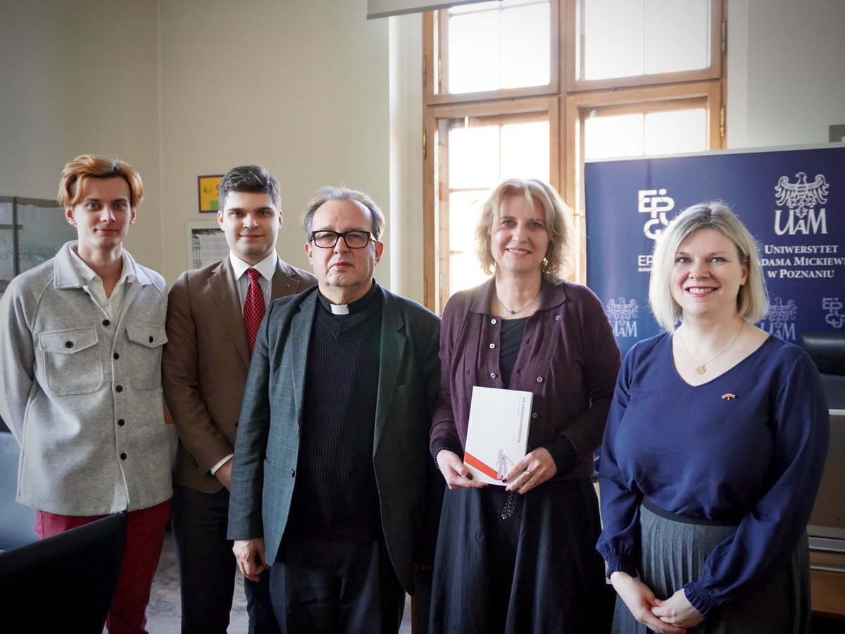 Zdravíme z Polska! Na <a href="/UAM_Poznan/">UAM Poznań</a> jsme jednali s prorektorkou Joannou Wójcik. Na jaře připravujeme prezentaci sbírky esejů ⚪️🔴⚪️ běloruské perzekvované mládeže „Nezlomená generace. Hlasy mladých Bělorusů a Bělorusek 2020“, která propojuje <a href="/belstudentstvo/">Bělaruské studentstvo ČR</a> v 🇨🇿 a 🇵🇱. Zástupci
