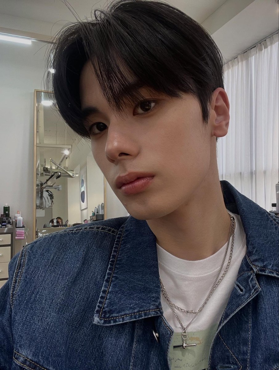 i_loham's tweet image. a coragem do dyvo de pôr a cara no sol assim pois já tenho um fav pra essa season, e com esse visual ainda vai arrasar na casa