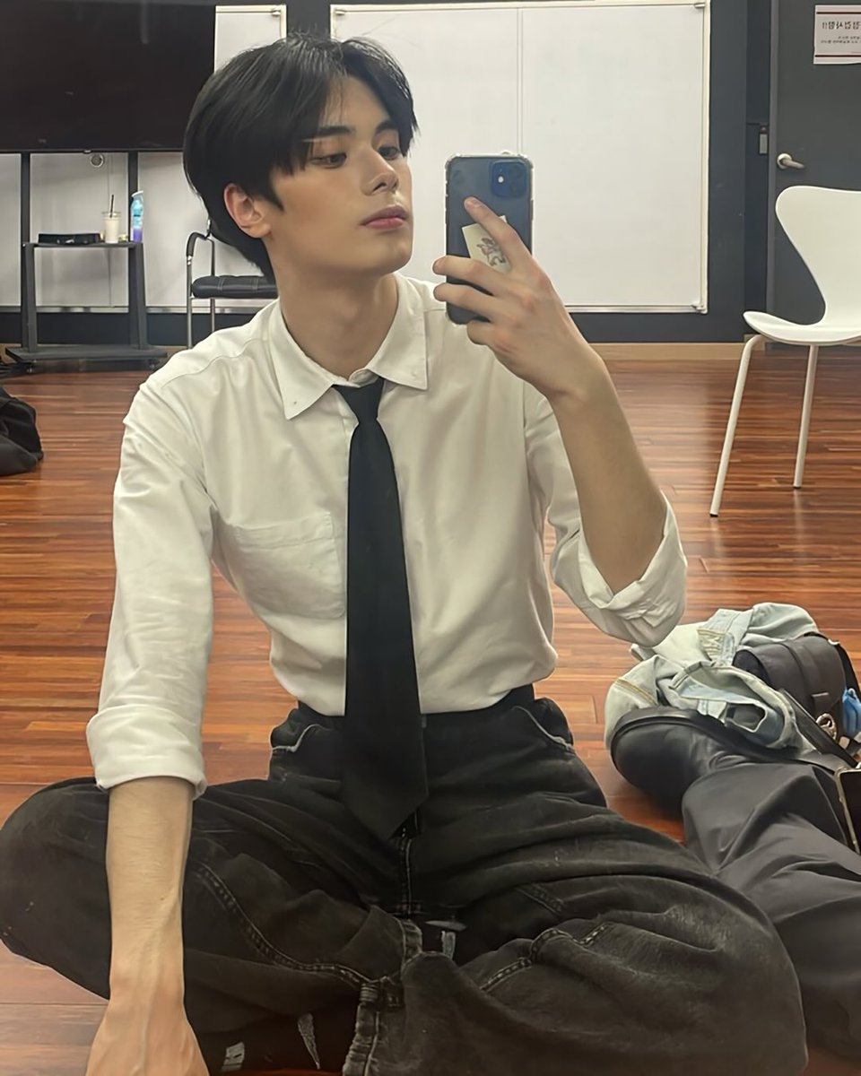 i_loham's tweet image. a coragem do dyvo de pôr a cara no sol assim pois já tenho um fav pra essa season, e com esse visual ainda vai arrasar na casa