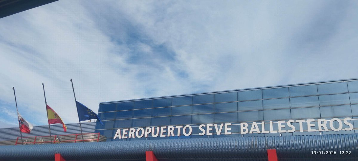 ✈️⚫️ SOLIDARIDAD EN PARAYAS 

L@s trabajador@s del Seve Ballesteros  - #Santander <a href="/aena/">Aena</a> mostrando su solaridad con las familias de los fallecidos en #Adamuz # #Cordoba
Banderas a media asta y minuto de silencio.

Desear una pronta recuperación a los heridos.

📸 Elisa Castillo