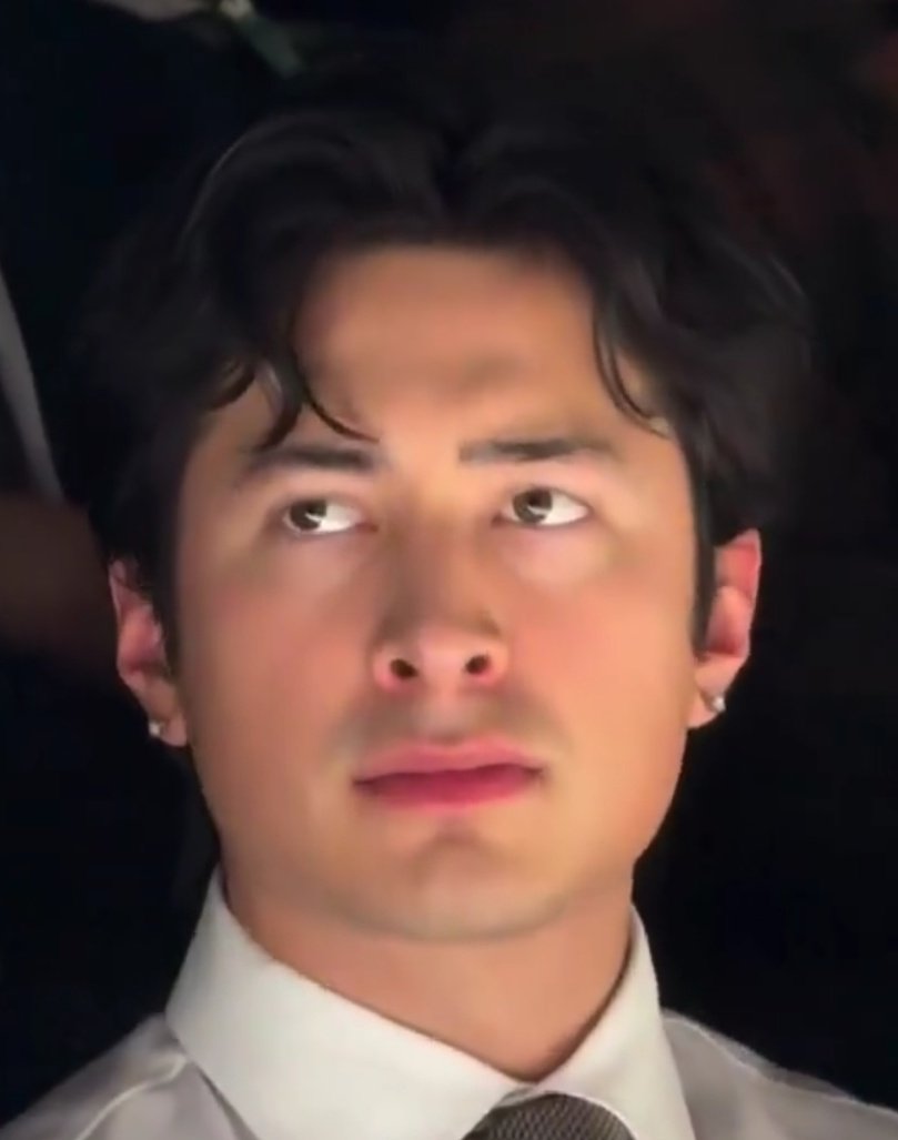 hollanderpilled's tweet image. his bottom eyes are speaking to me