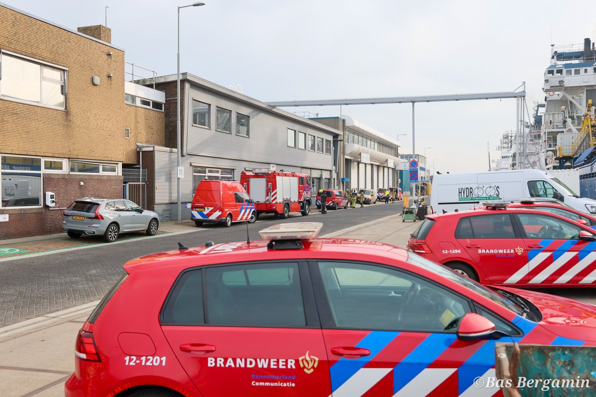 pers0251's tweet photo. Maandagochtend is bij een bedrijf aan de #Noorderkade in #Beverwijk een gevaarlijke stof vrijgekomen. Het gaat om N2S, beter bekend als #waterstofsulfide, een giftig gas dat kan vrijkomen bij industriële processen.

De #brandweer is met veel materieel ter plaatse en heeft het gas inmiddels geïsoleerd. Daardoor is verdere verspreiding voorkomen. Volgens de hulpdiensten is er geen direct gevaar voor de omgeving.

Uit voorzorg verricht de brandweer continu metingen om de concentratie van het gas in de lucht te controleren. De situatie wordt nauwlettend in de gaten gehouden.