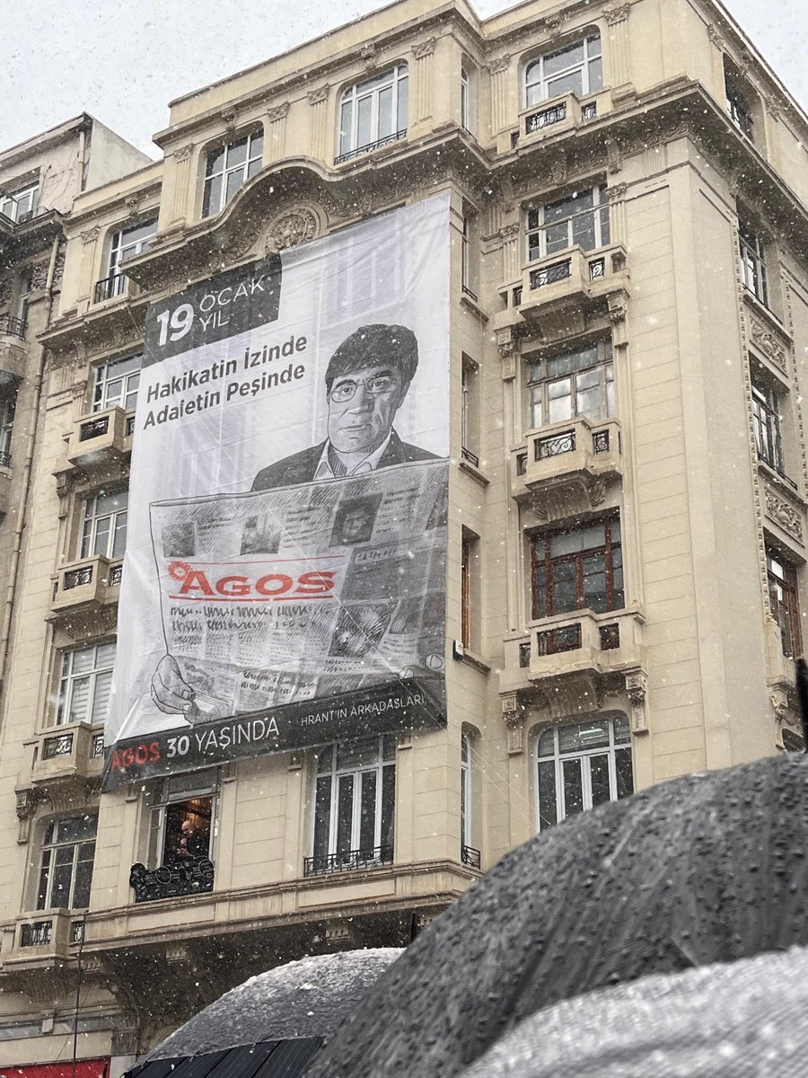 19 yıl önce hedef gösterilerek öldürülen Ermeni gazeteci Hrant Dink için eski Agos gazetesi binası önündeyiz. 

Seninleyiz ahparig!